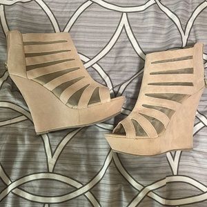 Rouge wedge heels